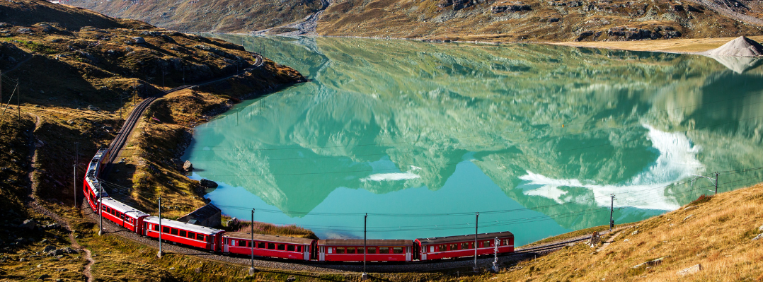 Le trajet du Bernina Express offre un des plus beaux décors en Europe.